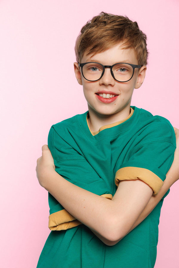 Ein Bild von einem Kind mit einer Brille