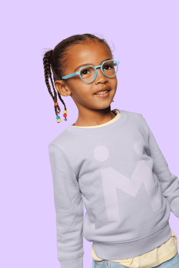 Ein Bild von einem Kind mit einer Brille
