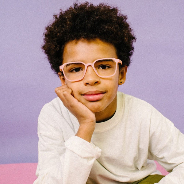 Ein Bild von einem Kind mit einer Brille