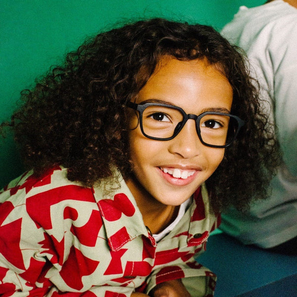 Ein Bild von einem Kind mit einer Brille