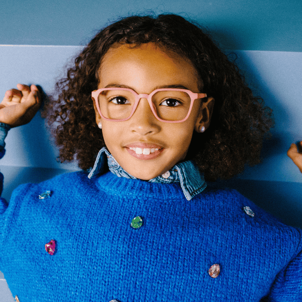 Ein Bild von einem Kind mit einer Brille