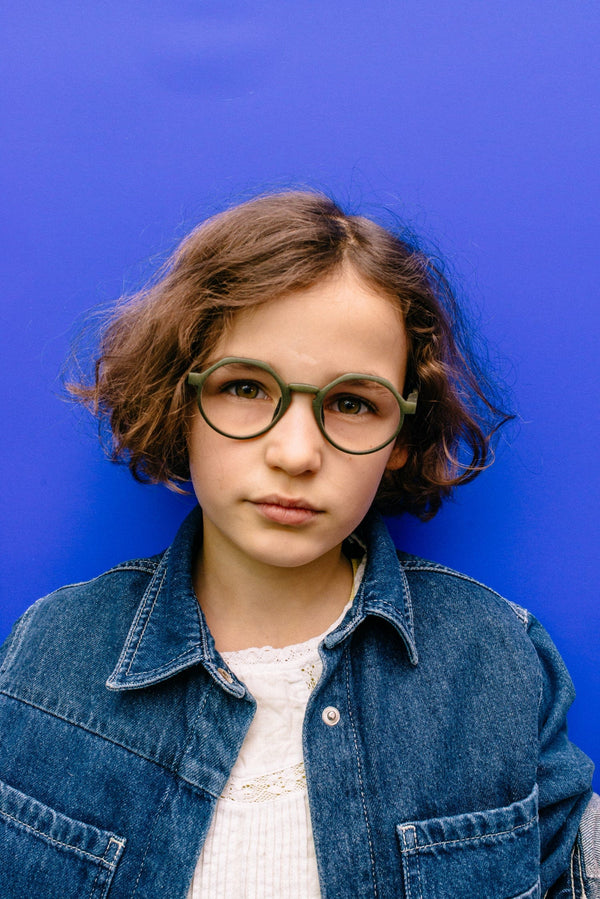 Ein Bild von einem Kind mit einer Brille